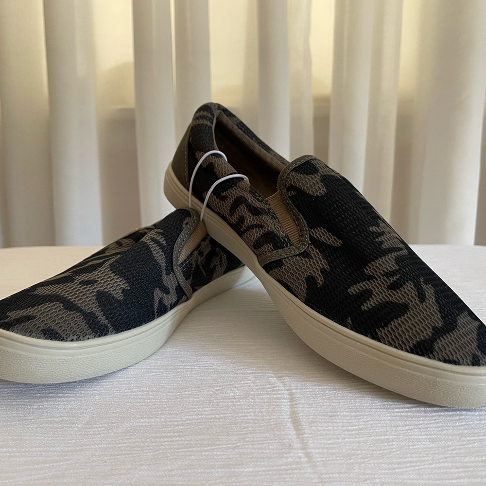 Boy slip on sneakers camouflage size 4